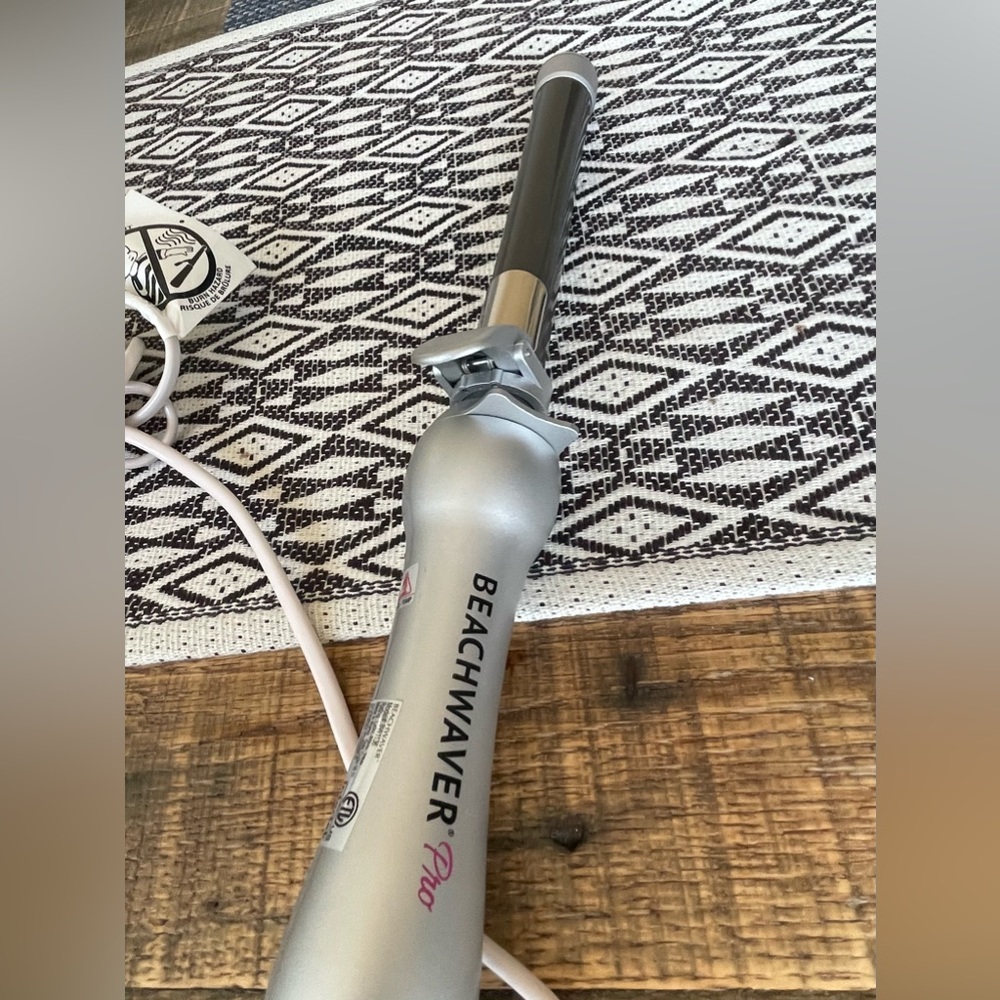 The Beachwaver Beachwaver Pro Curling Iron BW1136.